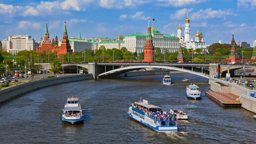 И что только ни плавает по Москве-реке!