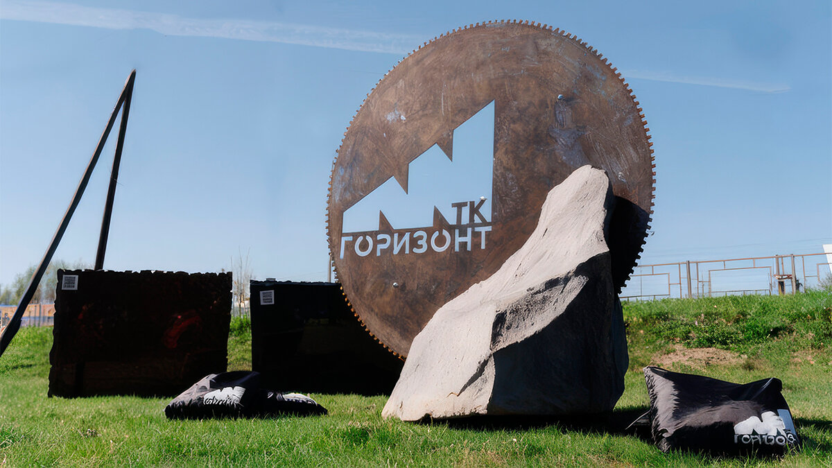 Композиция с пилой на внешнем стенде ТК Горизонт на КарелФоруме 2024 
