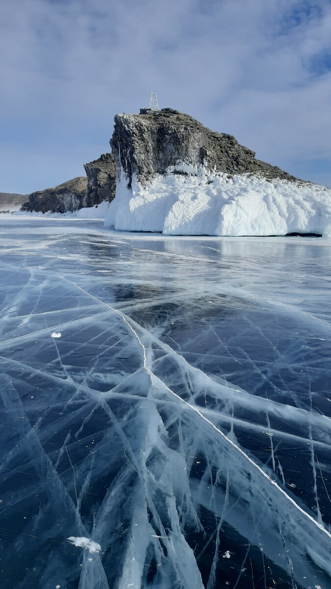 Недалеко от пролива Ольхонские ворота целое поле чистого от снега льда