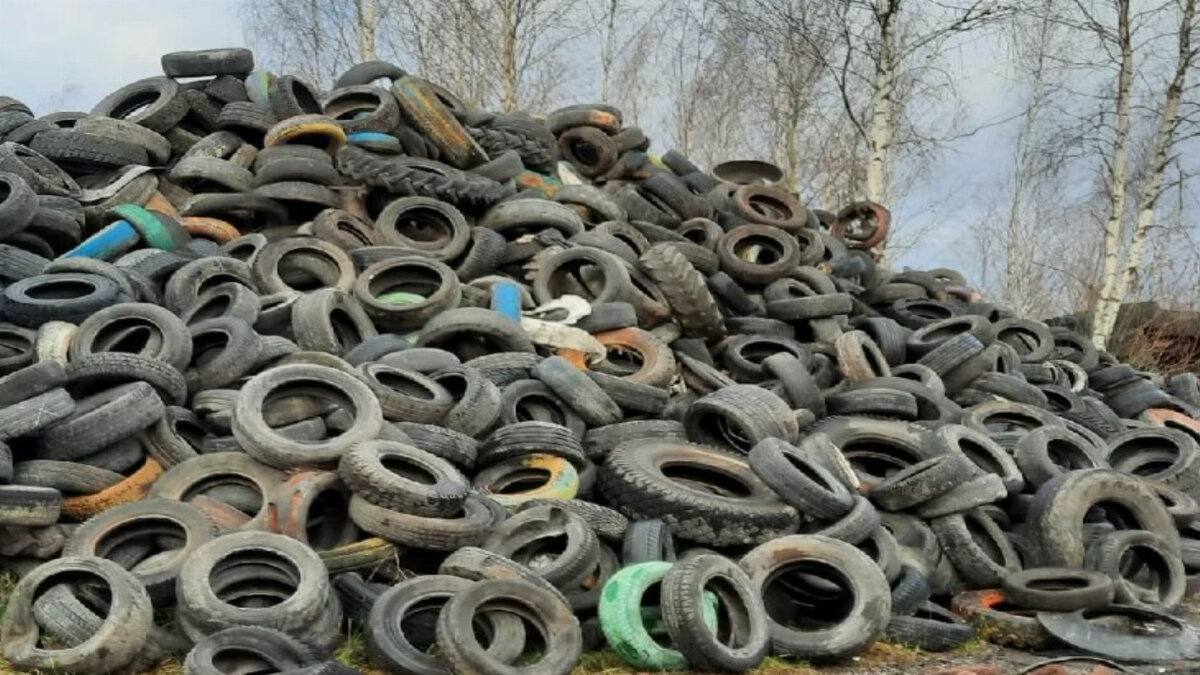 В межсезонье на многих дворовых мусорках в городах России появляются комплекты изношенных автомобильных шин.