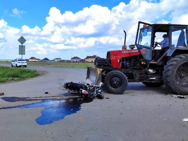     Мотоциклист умер после столкновения с трактором. Фото: t.me/gibdd_66.