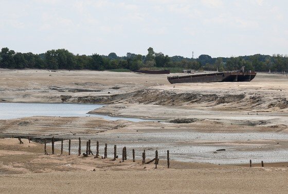    Вид на обмелевшее Каховское водохранилище в районе ГЭС
