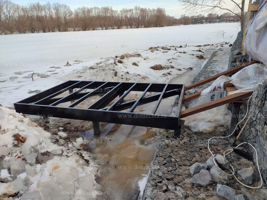 Основание причала – металлический профиль