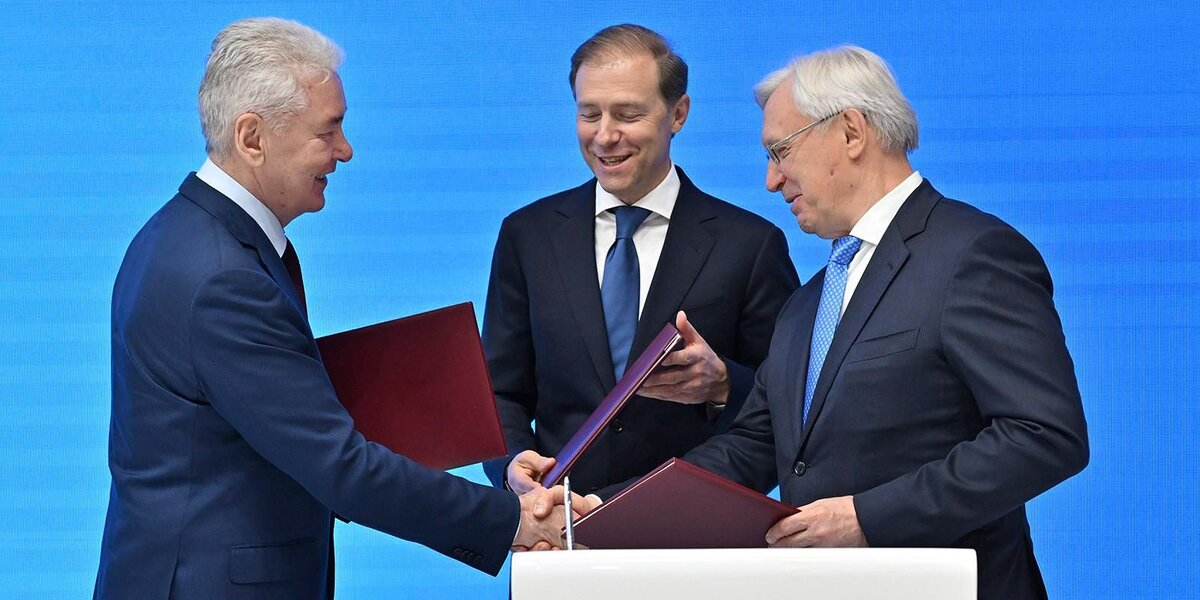 © Официальный портал Мэра и Правительства Москвы / mos.ru / CC BY 3.0 (Соглашение о строительстве нового завода было подписано на ПМЭФ-2024. В церемонии приняли участие мэр Москвы Сергей Собянин, гендиректор ПАО «КамАЗ» Сергей Когогин и первый зампред правительства РФ Денис Мантуров. На сайте Комплекса градостроительной политики и строительства города Москвы подчеркивается, что это будет первый в России роботизированный завод по производству среднетоннажных и тяжелых грузовых автомобилей)