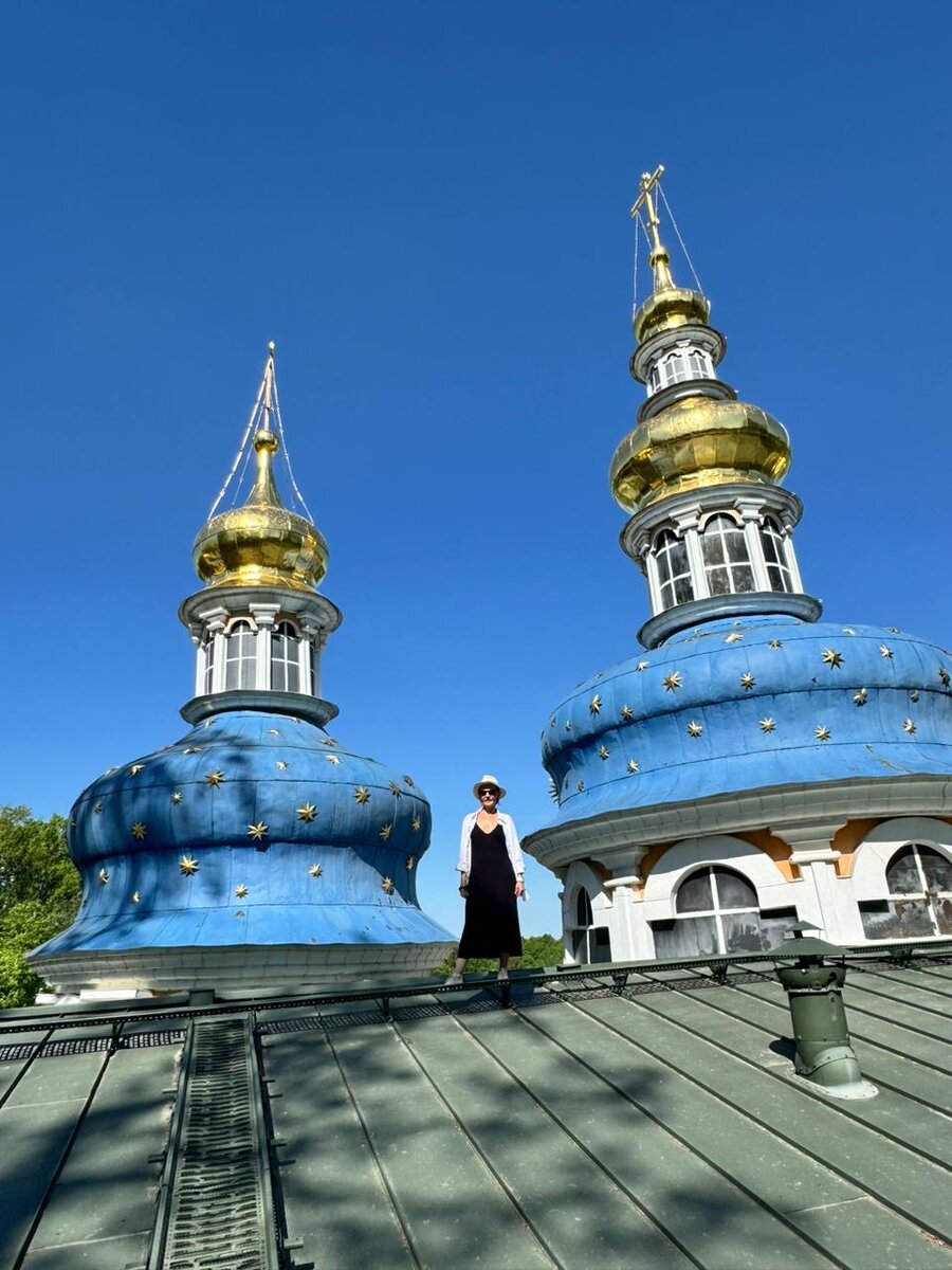 На крыше Свято-Успенского Псково-Печерского мужского монастыря