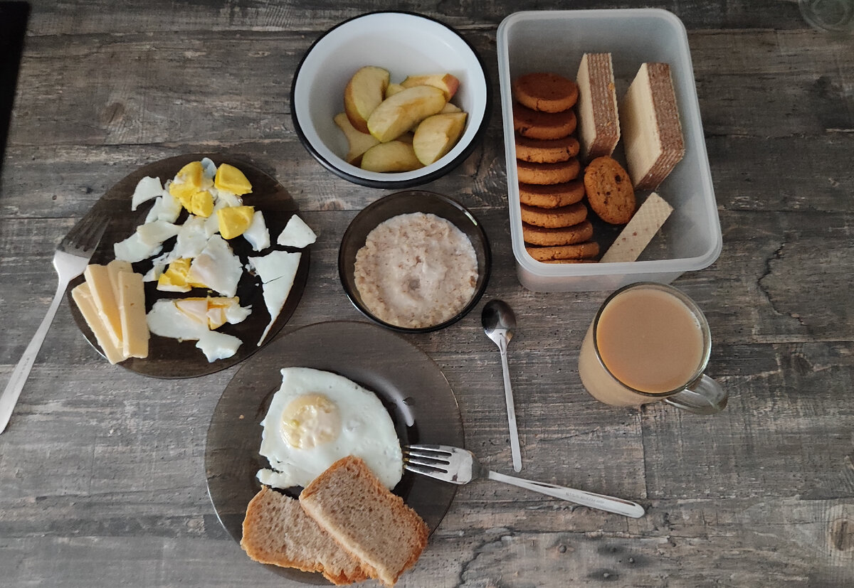 Сыну: 2 яйца, сыр. Я доедаю вчерашнюю кашу, одно яйцо, хлеб, кофе и сладости 🙃