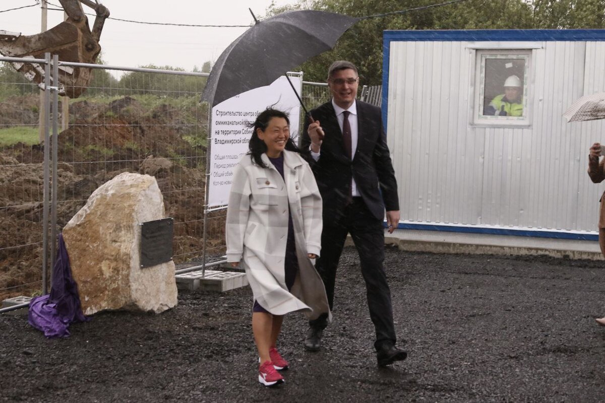 Владелица Wildberries Татьяна Бакальчук по зонтиком губернатора. Миленько. Фото пресс-службы правительства региона.