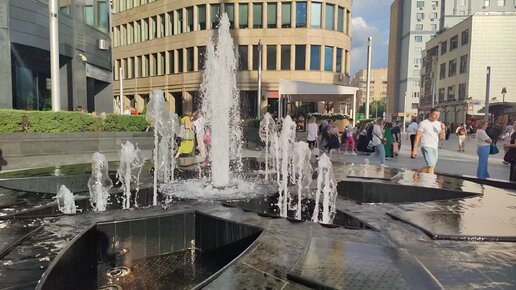 Фонтан на Белорусской в Москве, замедленная съемка. Метро Белорусская, улица Лесная, бизнес центр Белая площадь