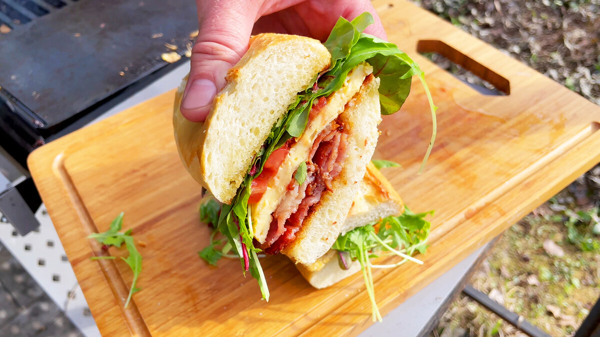 Сэндвич с омлетом и беконом