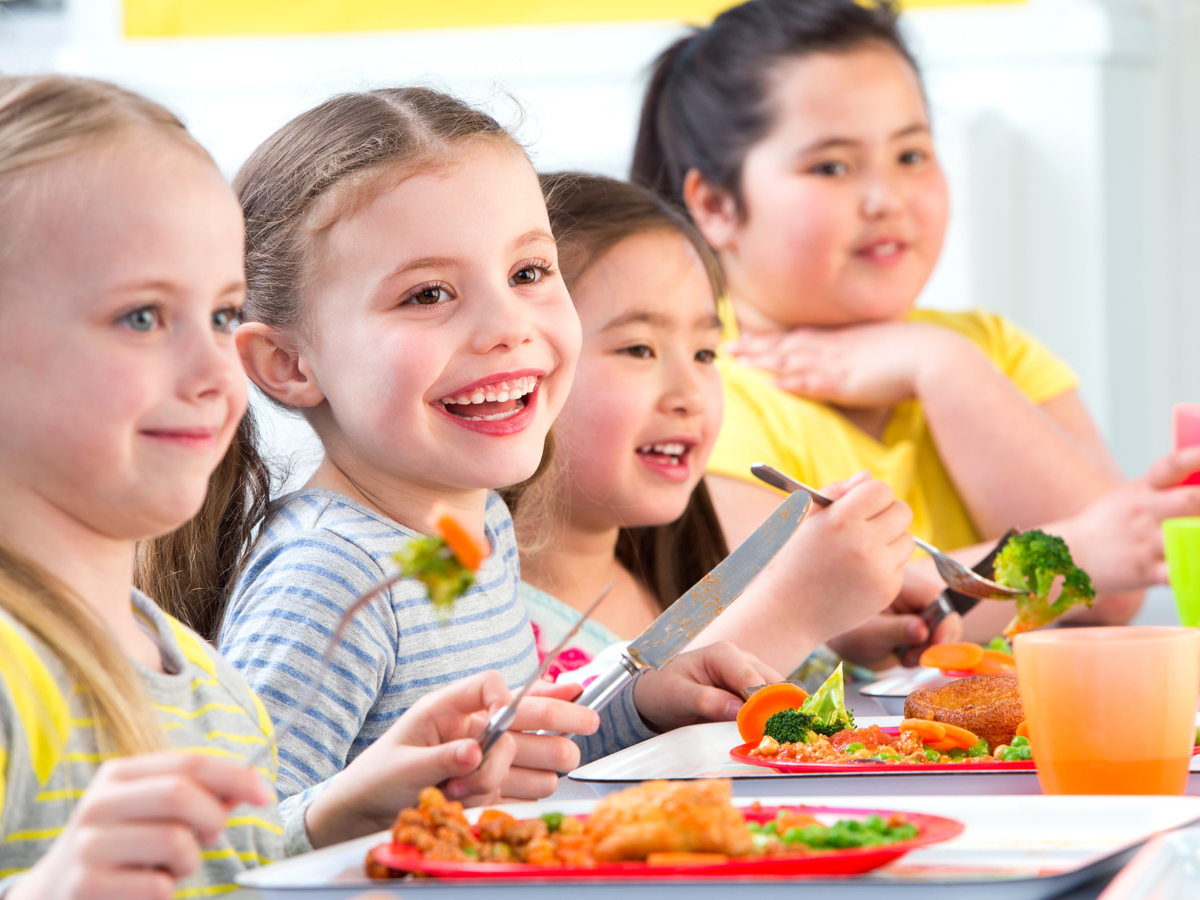 Детские обеды видео. Дети едят в школе. Kids Canteen. Eating Culture. Уралавтоматизация обеды дети