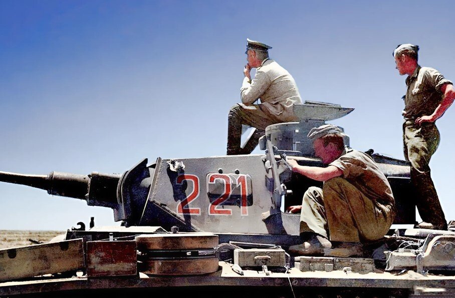 Фельдмаршал со своими танкистами на башне Panzer III в Северной Африке, 1942 г.