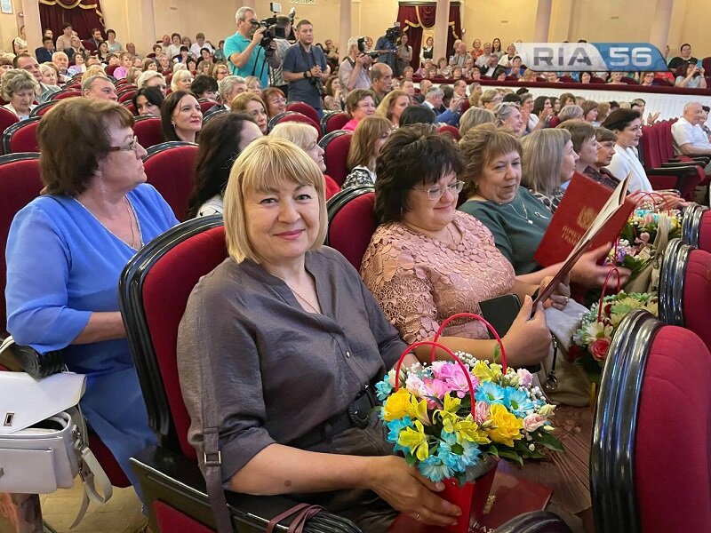  📷    Денис Паслер вручил награды 22 соцработникам Оренбуржья Марина Шарт