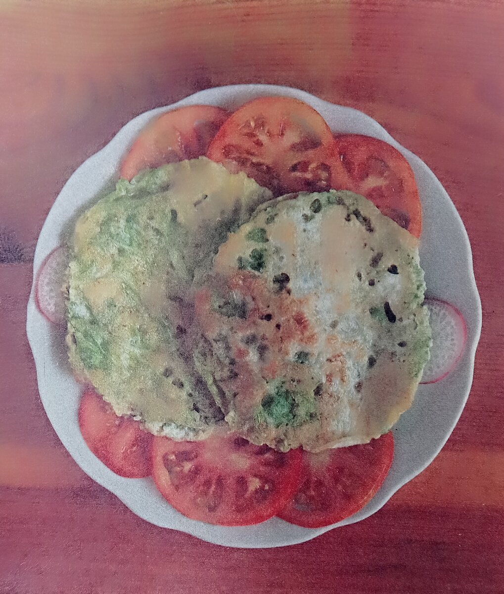 Из кочана вырезать кочерыжку, листья обдать крутым кипятком. Взять два небольших листа, один смазать сметанным соусом, на него положить другой лист, слегка придавить и придать овальную форму. Затем запанировать в муке, смочить в яйце и вновь обвалять в сухарях. Жарить до образования румяной корочки. При подаче полить растопленным сливочным маслом, отдельно подать сметану. 