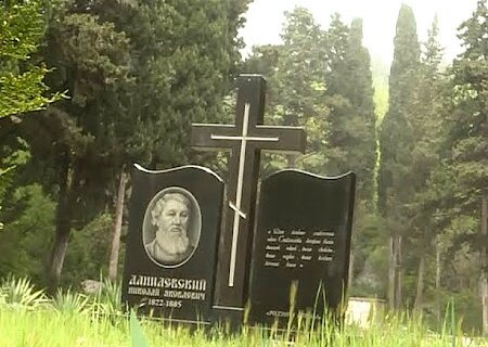    Потомки русского философа Николая Данилевского просят Сергея Аксенова взять под охрану его могилу и уникальный сад