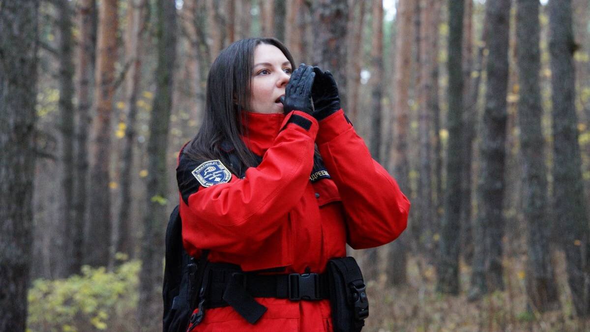    Волонтер Валентина Андреева зовет пропавшего в лесу человека / Фото: Пресс-служба фонда «Поиск пропавших детей», Shutterstock/FOTODOM