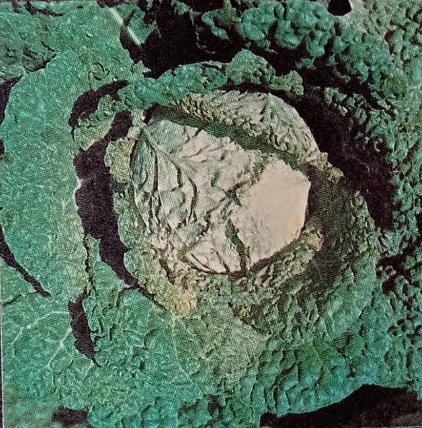 Капусту нашинковать как можно мельче. Положить её на противень или сковороду с предварительно растопленным маслом ( слоем не более 3 см и жарить, перемешивая на плите или духовке. Когда капуста станет мягкой, её надо охладить, посолить, добавить рубленые варёные яйца. 