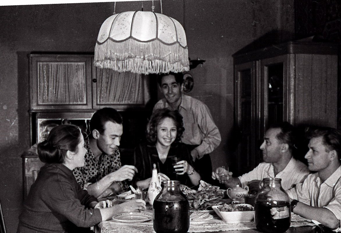 Зигфельд герлз. Советское кафе. Две женщины ретро. Ретро женщины. Чад ханна.