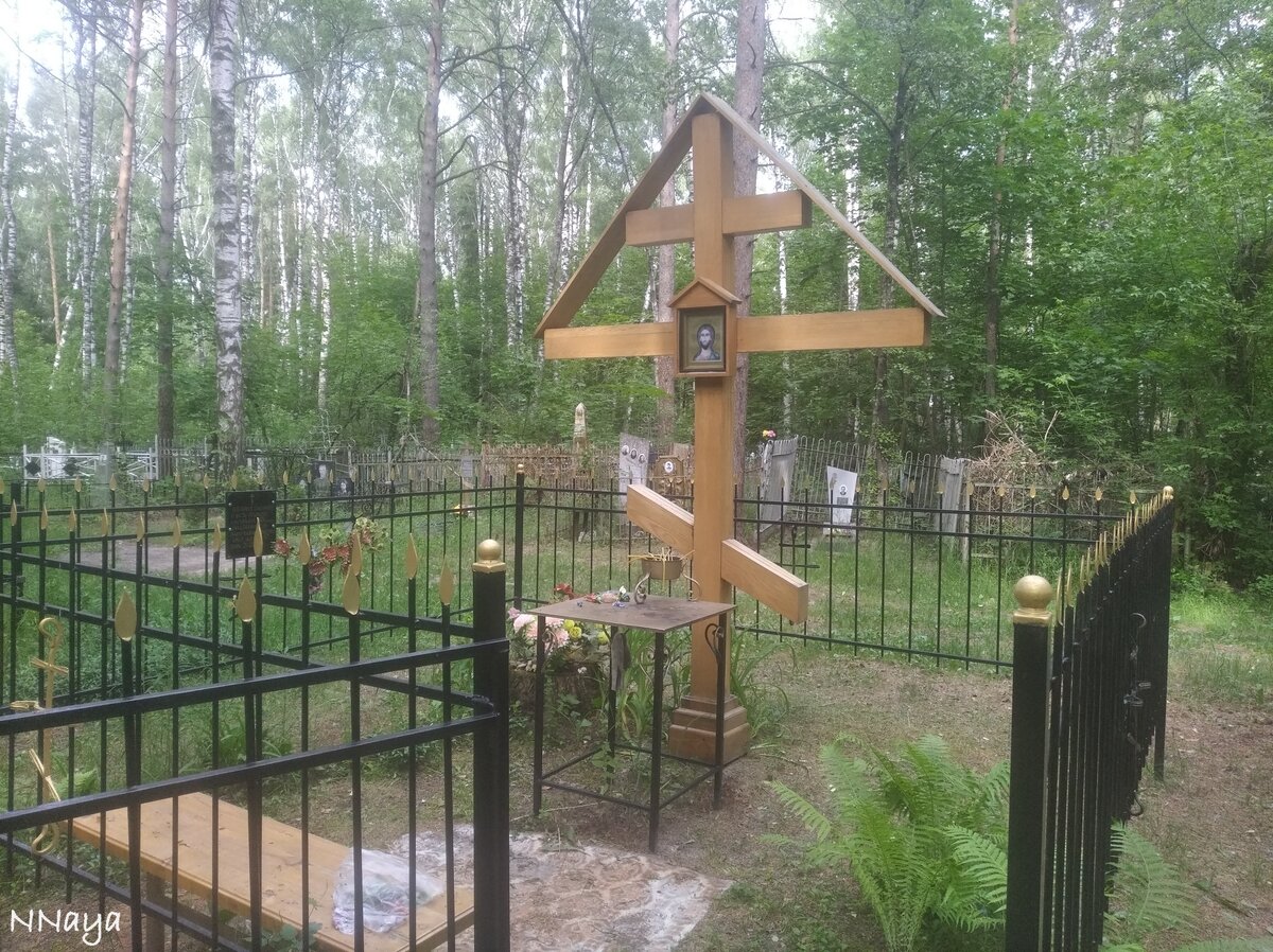 Надпись на табличке слева: "Сей крест поставлен в честь открытия кладбища в 1950 году. Восстановлен на пожертвования мирян. Крест освящён 17 июня 2018 года"