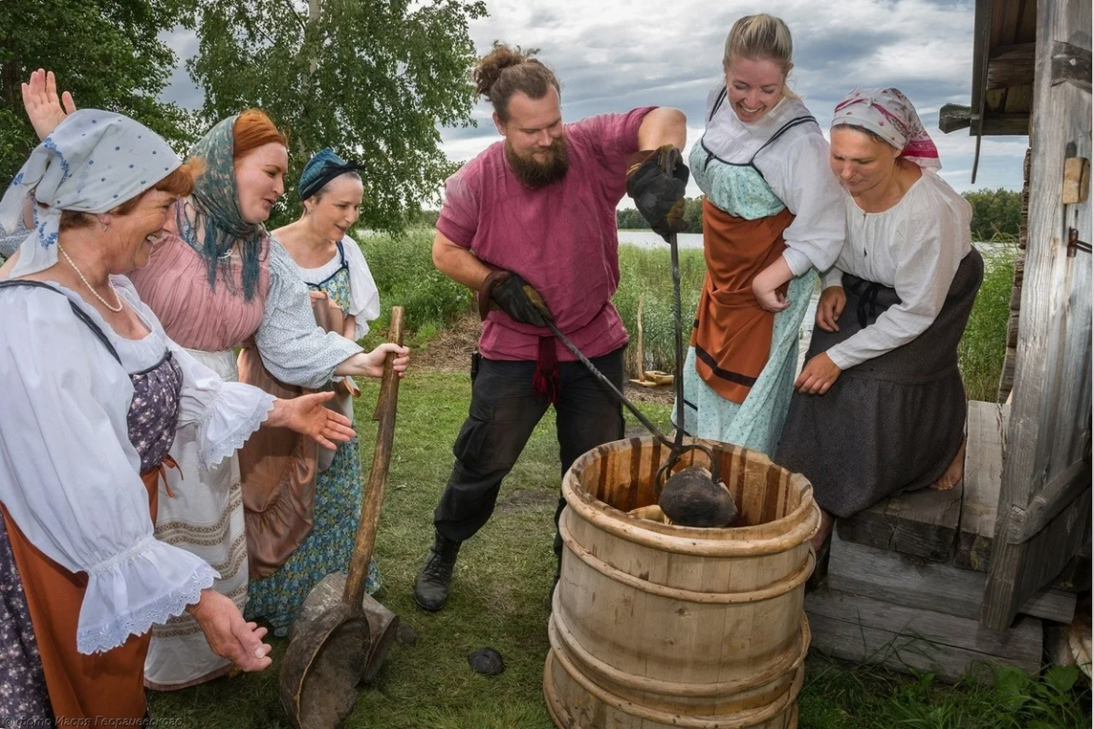 Бучение белья в буке. Фото: Игорь Георгиевский. Источник: kizhi.karelia.ru