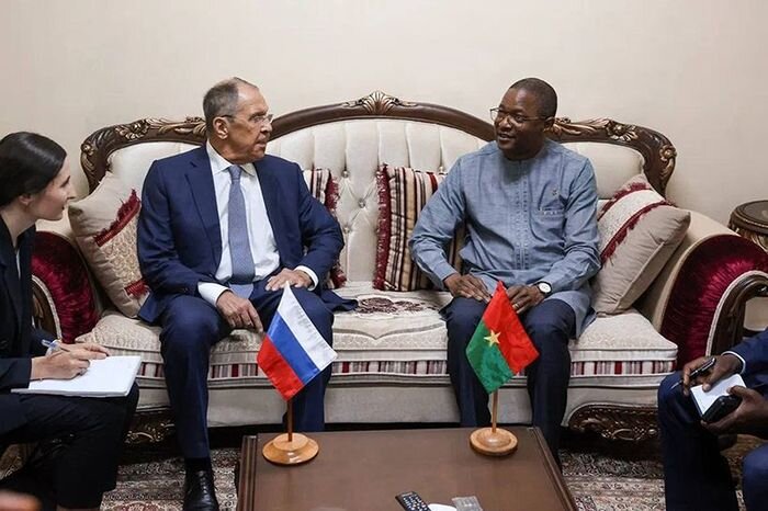 С.В. Лавров в ходе переговоров с министром иностранных дел, регионального сотрудничества и по делам буркинийцев за рубежом Буркина-Фасо К.Ж.М. Траоре. Уагадугу, 4 июня 2024 г.