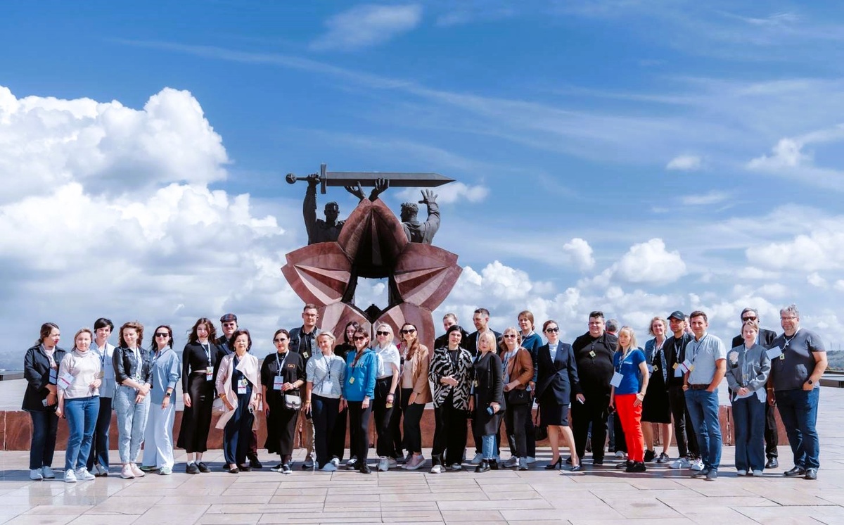 Туристическая группа у памятника "Тыл-фронту"