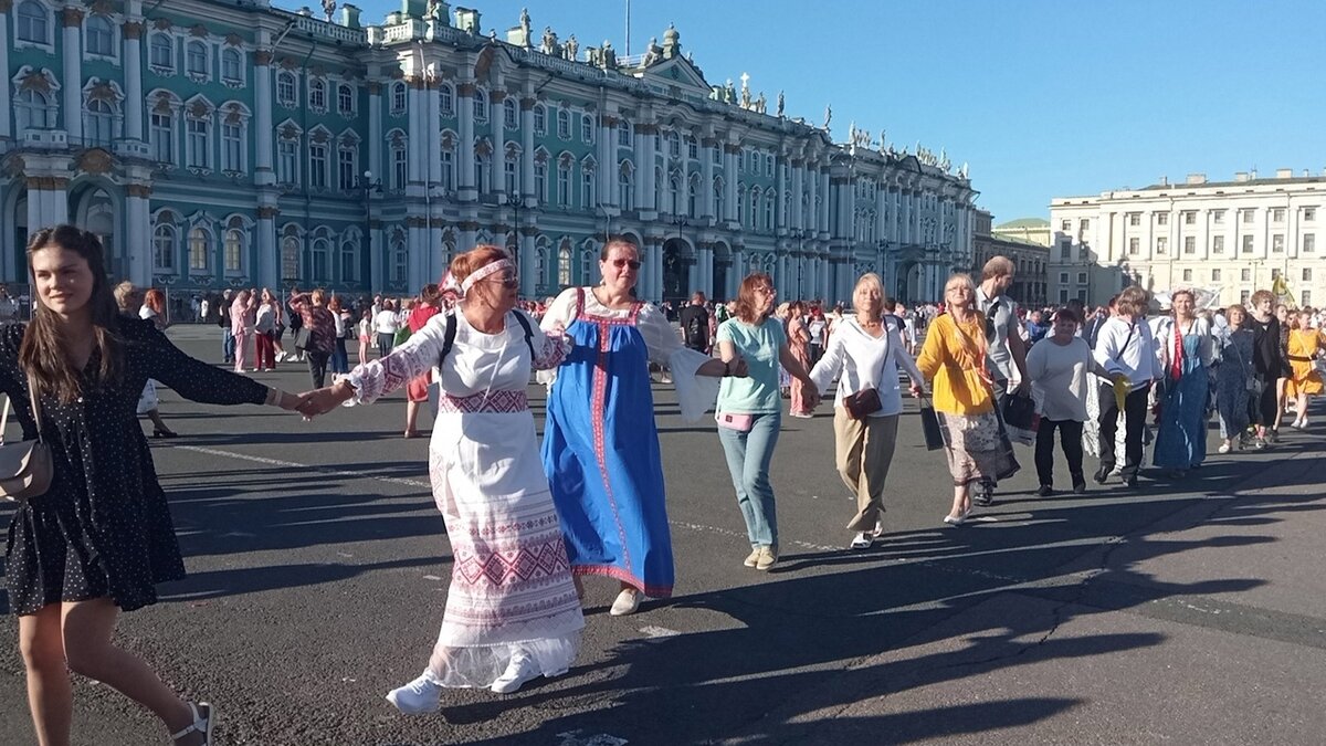 Август прошлого года, Дворцовая площадь, я в синем сарафане. :)