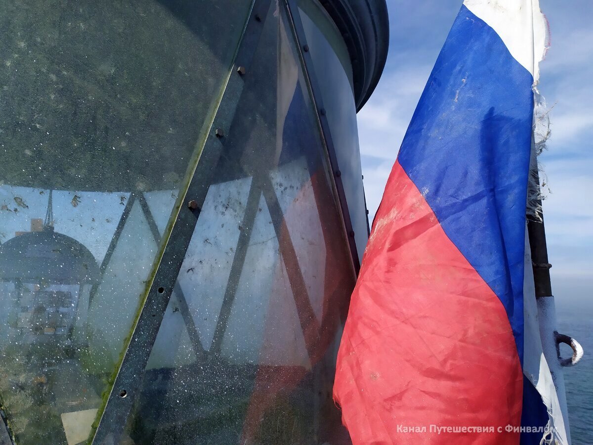 Российский флаг на маяке в проливе Советский ( фото Антон Звягинцев)