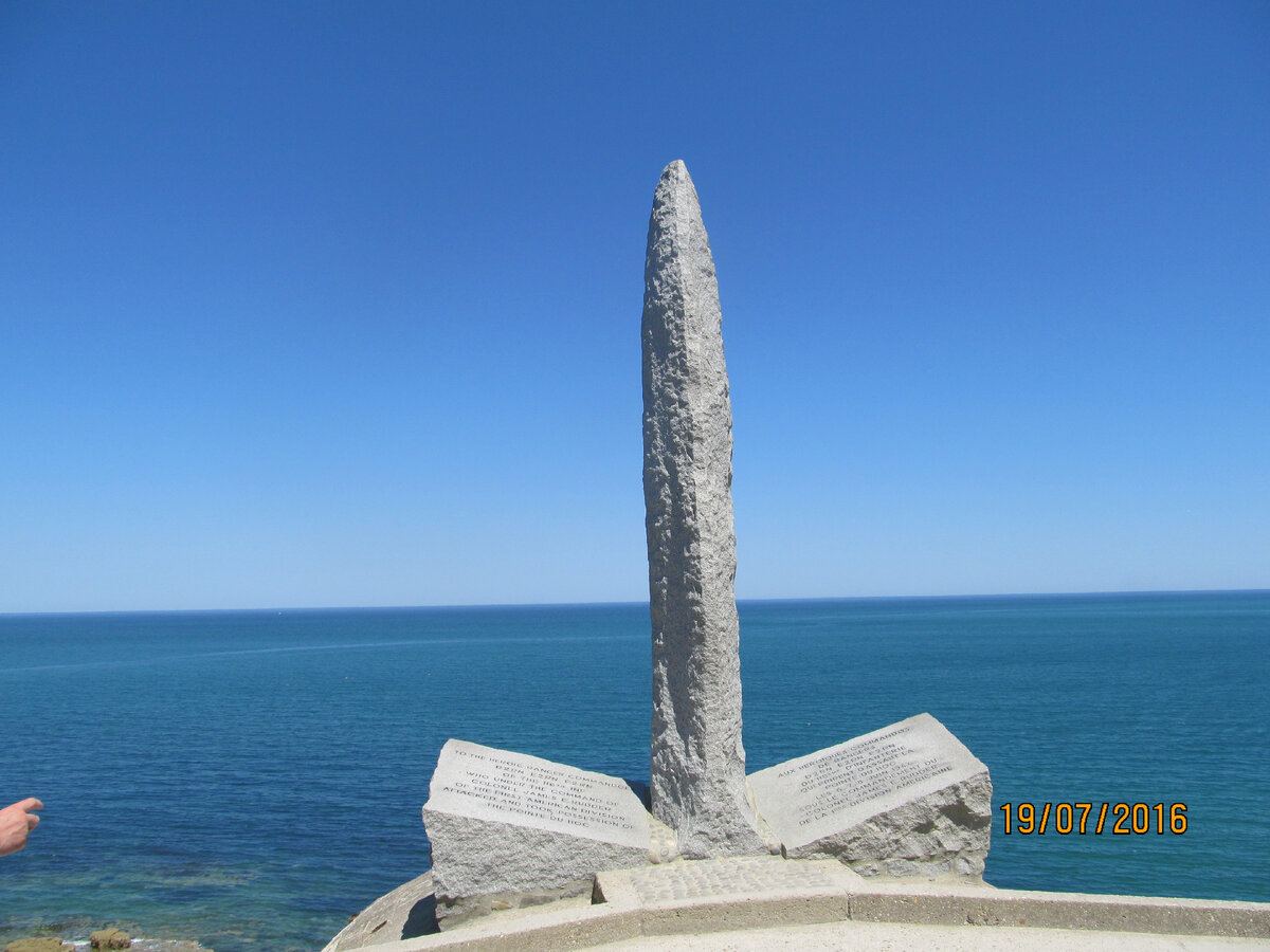 Памятник рейнджерам D-day  (Д- день) на мысе Pointe du Hoc. Фото автора