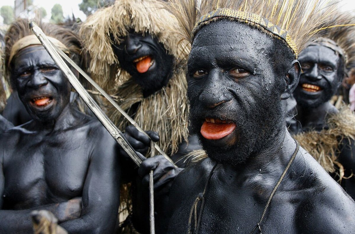 Сегодня я представляю вашему вниманию несколько шокирующих обычаев, которые по настоящий день распространены у папуасов – представителей древнейшего населения острова Новая Гвинея.-2