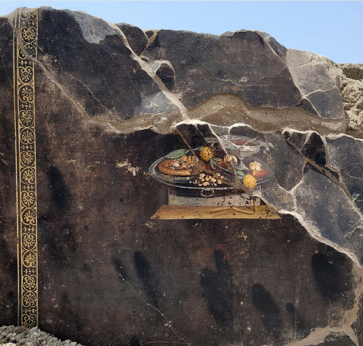 Эта фреска, обнаруженная в Помпеях, может выглядеть как пицца 2000-летней давности, но археологи говорят, что этого не может быть — в то время в Италии не выращивали помидоры. Тем не менее, раскопки города, сохранившегося в вулканическом пепле, позволили получить увлекательное представление о том, что на самом деле ели помпейцы.