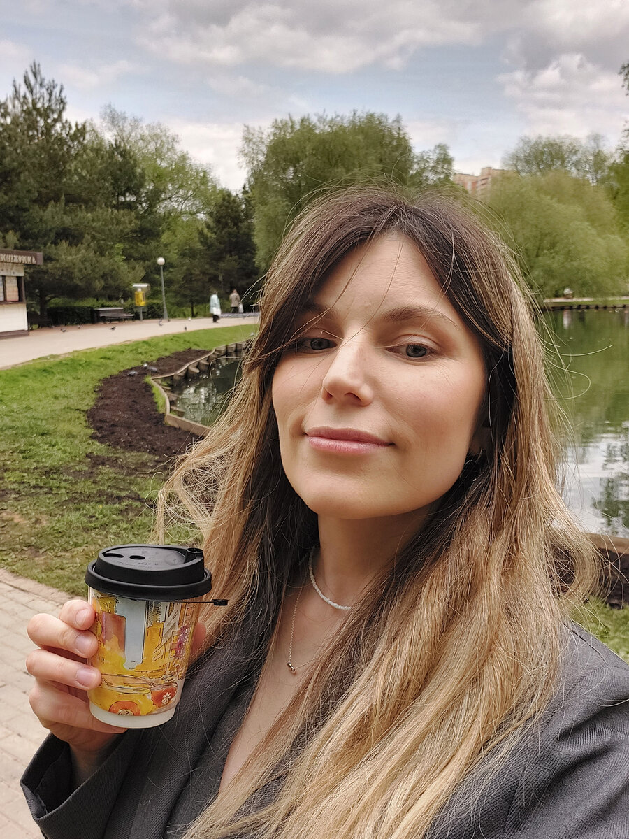 Женя говорит! И пьёт кофе.