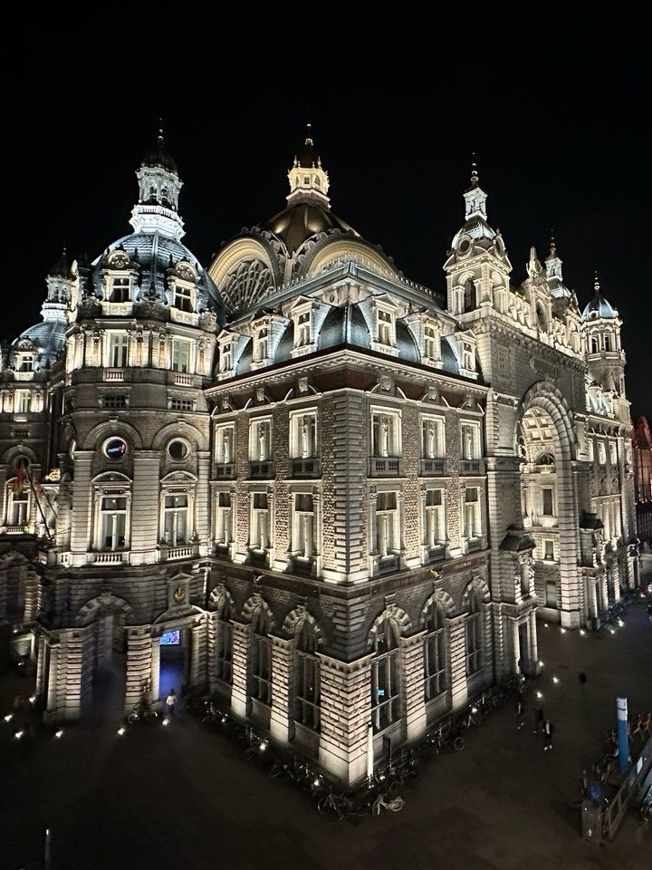 центральный железнодорожный вокзал города Антверпен в ночное время