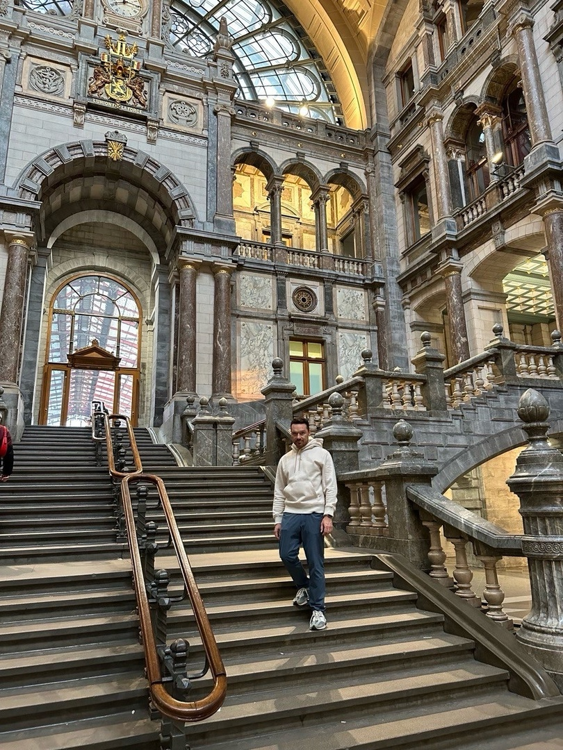 лестница ведущая в центральный железнодорожный вокзал города Антверпен