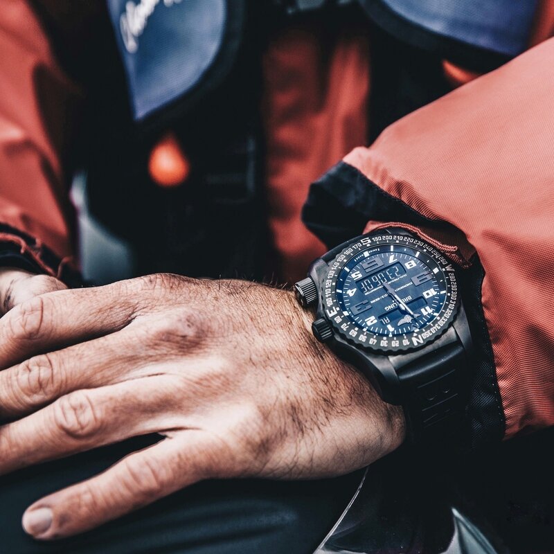 Часы Breitling Professional Emergency II в 51 мм корпусе из титана с будильником, годовым календарем, хронографом и встроенным двухчастотным индивидуальным приводным радиомаяком