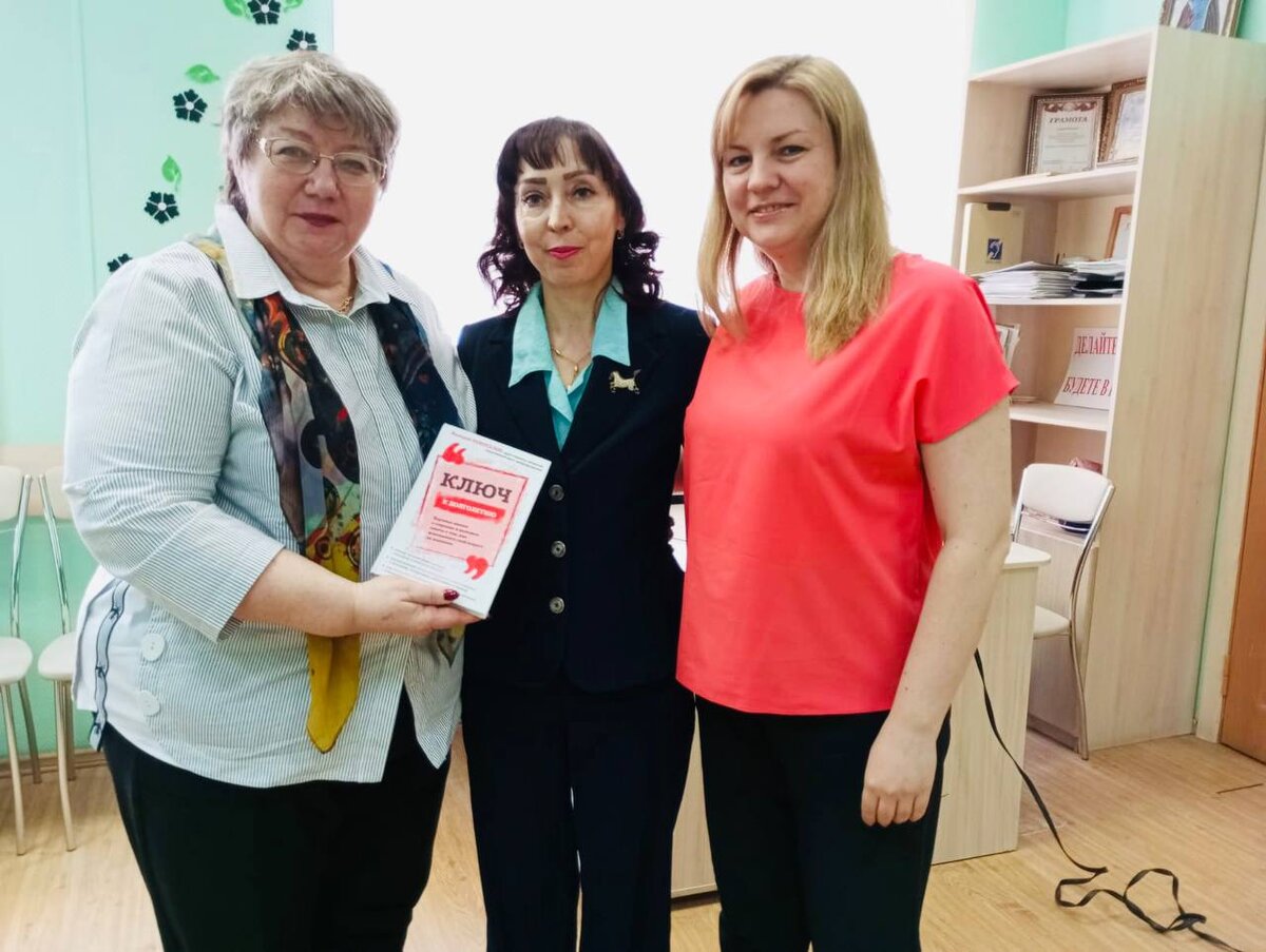 Сотрудники центра «Домодедовский» Ольга Новикова и Светлана Михина вручают грамоту руководителю совета ветеранов микрорайона Востряково Татьяне Курдюмовой за победу в конкурсе «Зимние фигуры из снега». 