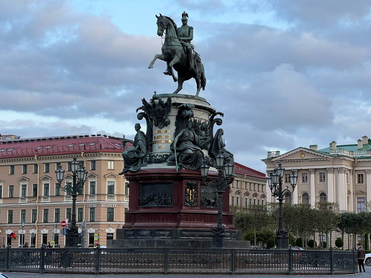 Памятник Николаю I на Исаакиевской площади в Санкт-Петербурге