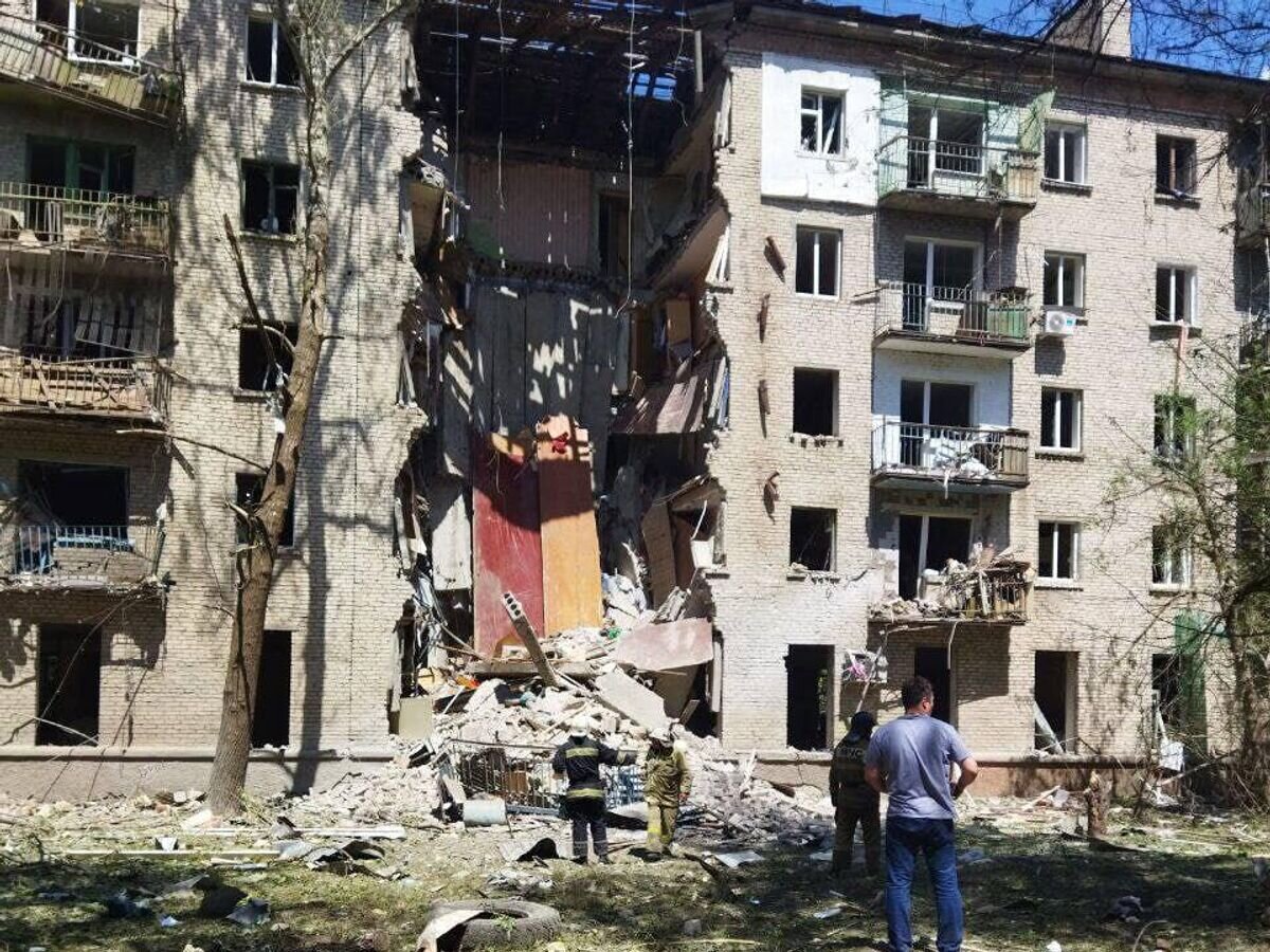    Подъезд жилого дома в Луганске, разрушенный в результате обстрела со стороны ВСУ© фото очевидца