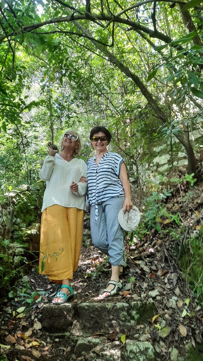 Вот мы с Аллочкой на этой лестнице стоим