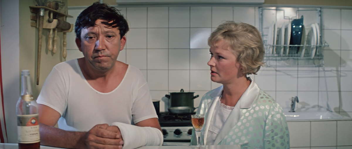 "У тебя там не закрытый, а открытый перелом!" (кадр из к/ф "Бриллиантовая рука)