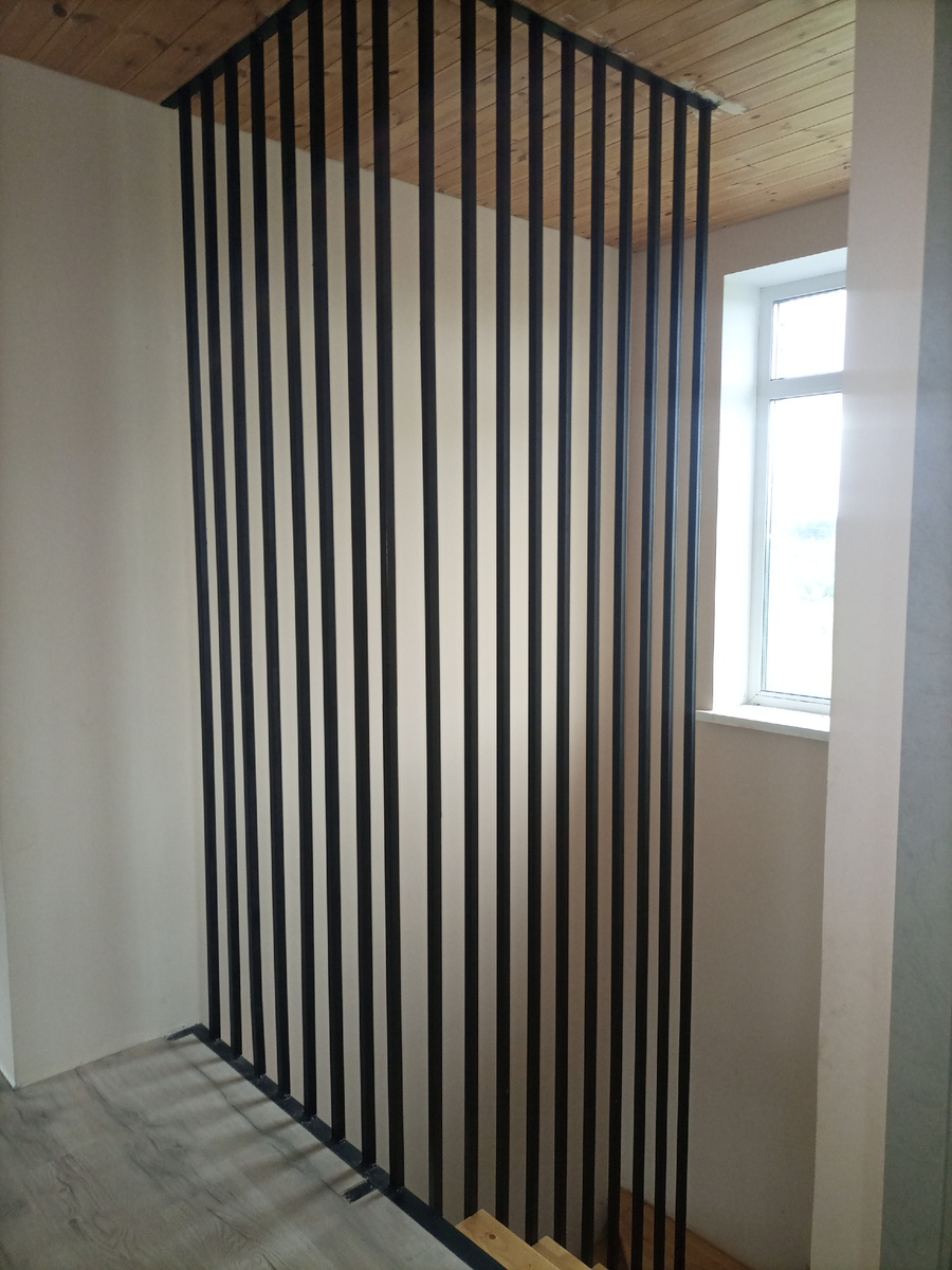 Перила на втором этаже, уходящие в потолок 