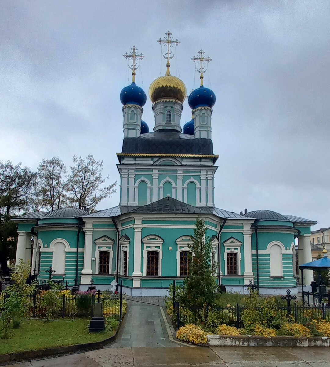 Храм в честь Казанской Божьей Матери в Оптиной пустыне.
