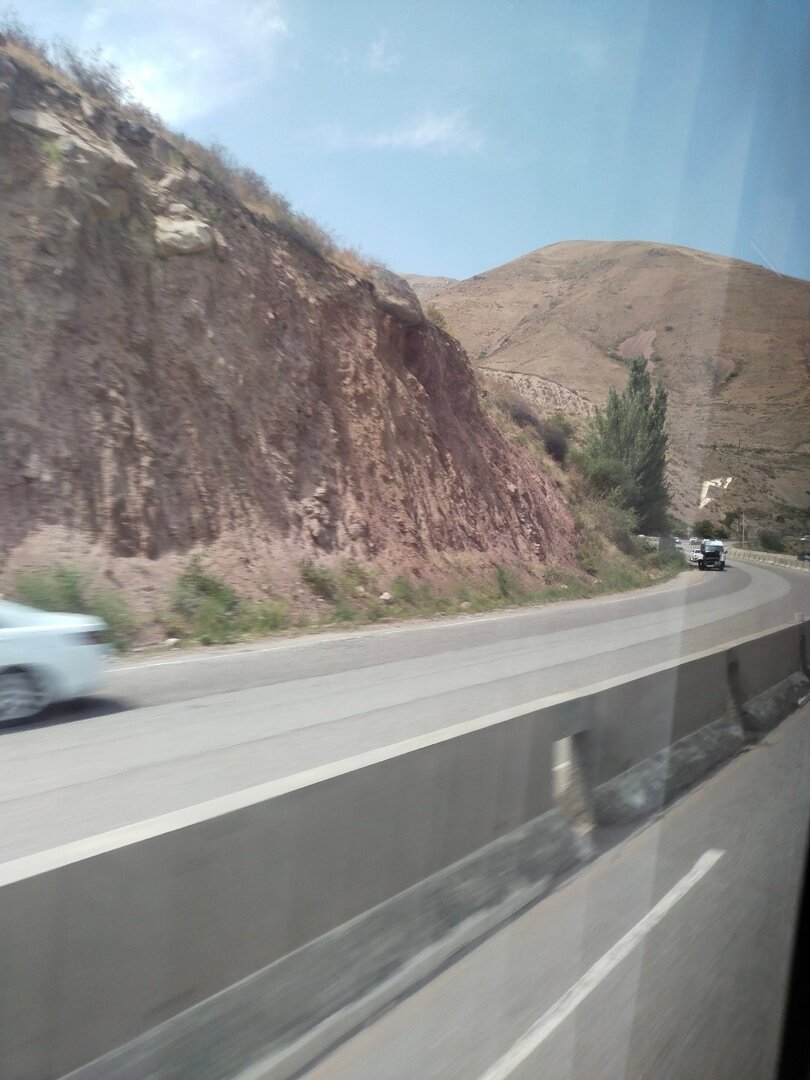 Горная дорога Бишкек-Балыкчи Фото автора канала "Босиком по обочине" 