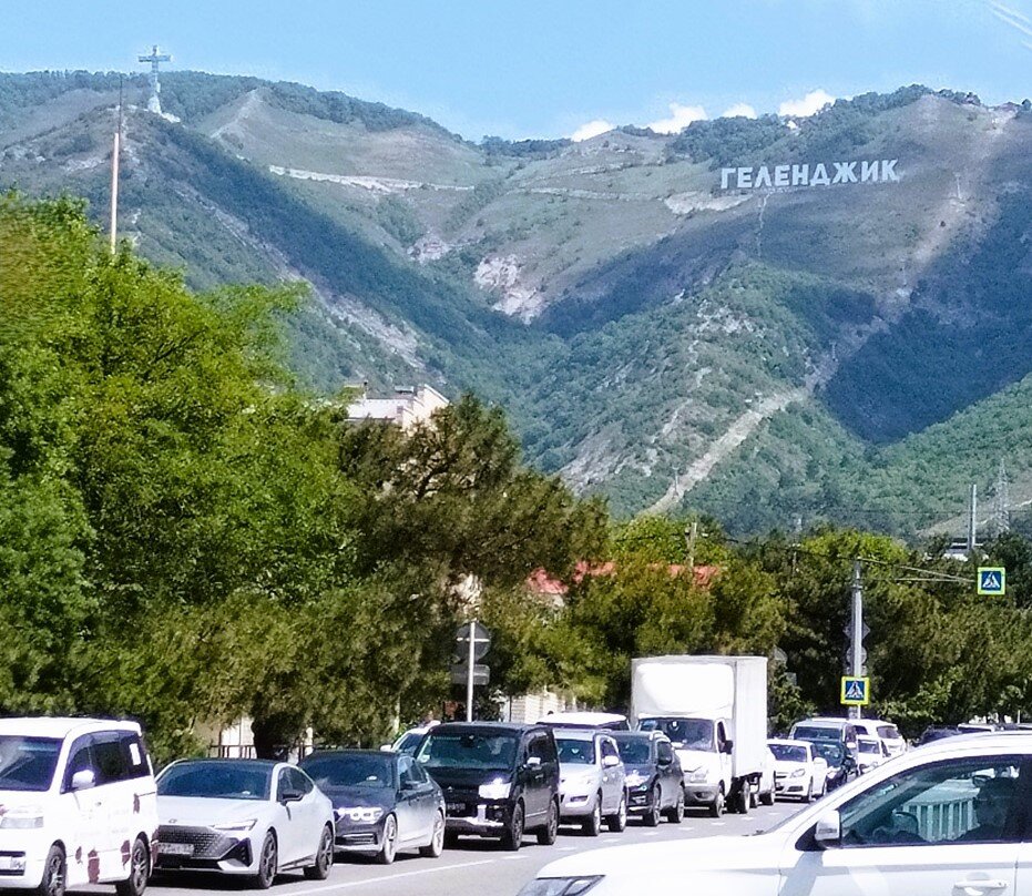 Надпись на горе видна со всех районов Геленджика. (Фото автора)
