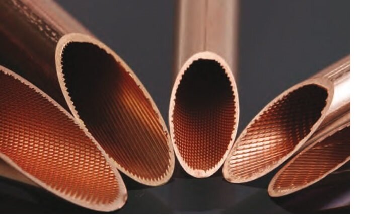 С точки зрения производительности и экономичности, наиболее подходящим материалом для трубок теплообменников является медь. Качество меди, используемой для изготовления трубок, является одним из наиболее важных свойств, определяющих срок службы сухой градирни. В случаях, когда используется некачественный материал, могут возникнуть проблемы, в частности, в точках перегиба и в паяных соединениях. По этой причине используемые медные трубы должны быть изготовлены в соответствии с международными стандартами. Поскольку провести измерение механических параметров труб по всему изделию невозможно, информацию о толщине стенки трубки и ее отклонениях следует получить у производителя на стадии выбора драйкулера. Конструкция теплообменника представляет собой медные трубки с алюминиевыми ребрами. С внутренней стороны трубки имеют механическую нарезку. Эффективность трубок с внутренней нарезкой в среднем на 30% выше, чем у трубок, имеющих гладкую внутреннюю поверхность.