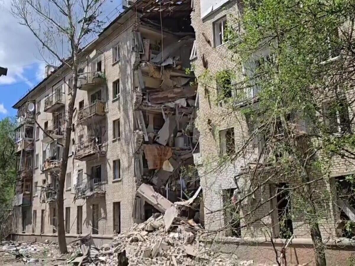    Подъезд многоквартирного жилого дома, обрушенный в результате обстрела Луганска со стороны ВСУ© РИА Новости