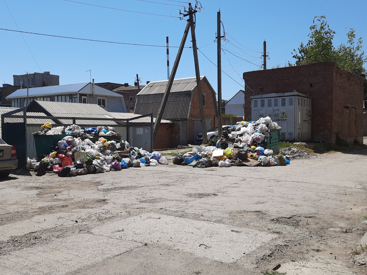 Мусорка у нашего дома. Фото сделано сегодня