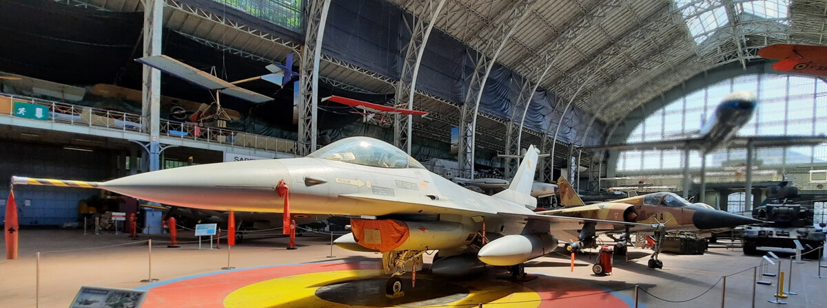 Ранний образец F-16 рядом с Мираж F1 в музее в Брюсселе. Мираж 2000 заменил F1 на вооружении ВКС Франции. Теперь сам 2000-й активно заменяют истребителем Рафаль, но Макрон уже нашел решение, как его удачно пристроить, чтобы не выбрасывать.