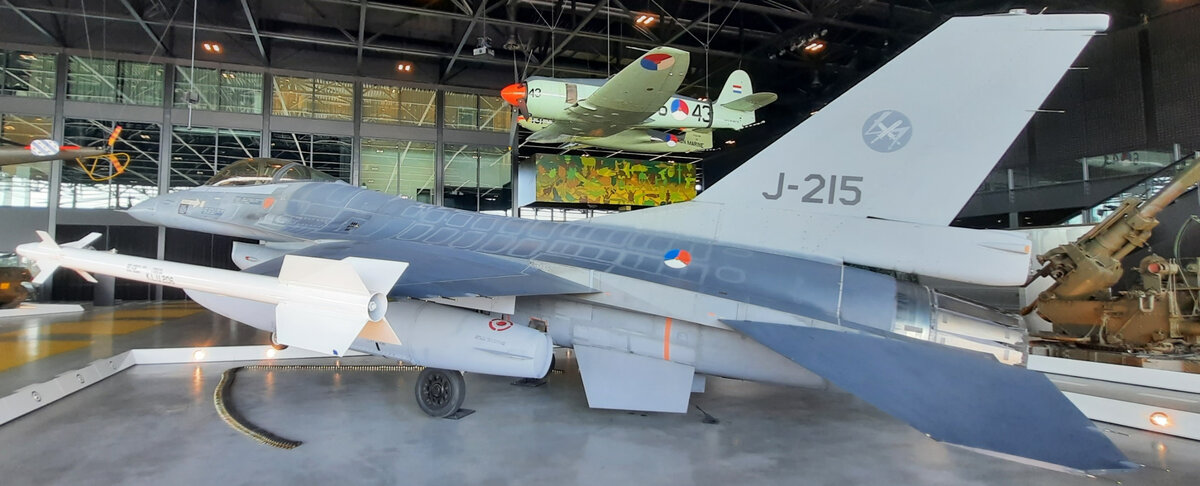 F-16 ВВС Нидерландов - его собратья вскоре отправятся на Украину. В планере самолета широко используются композитные материалы, фонарь с золотым напылением - многое сделано, чтобы уменьшить ЭПР. Подвешенная ракета - это скорее всего Sidewinder. 