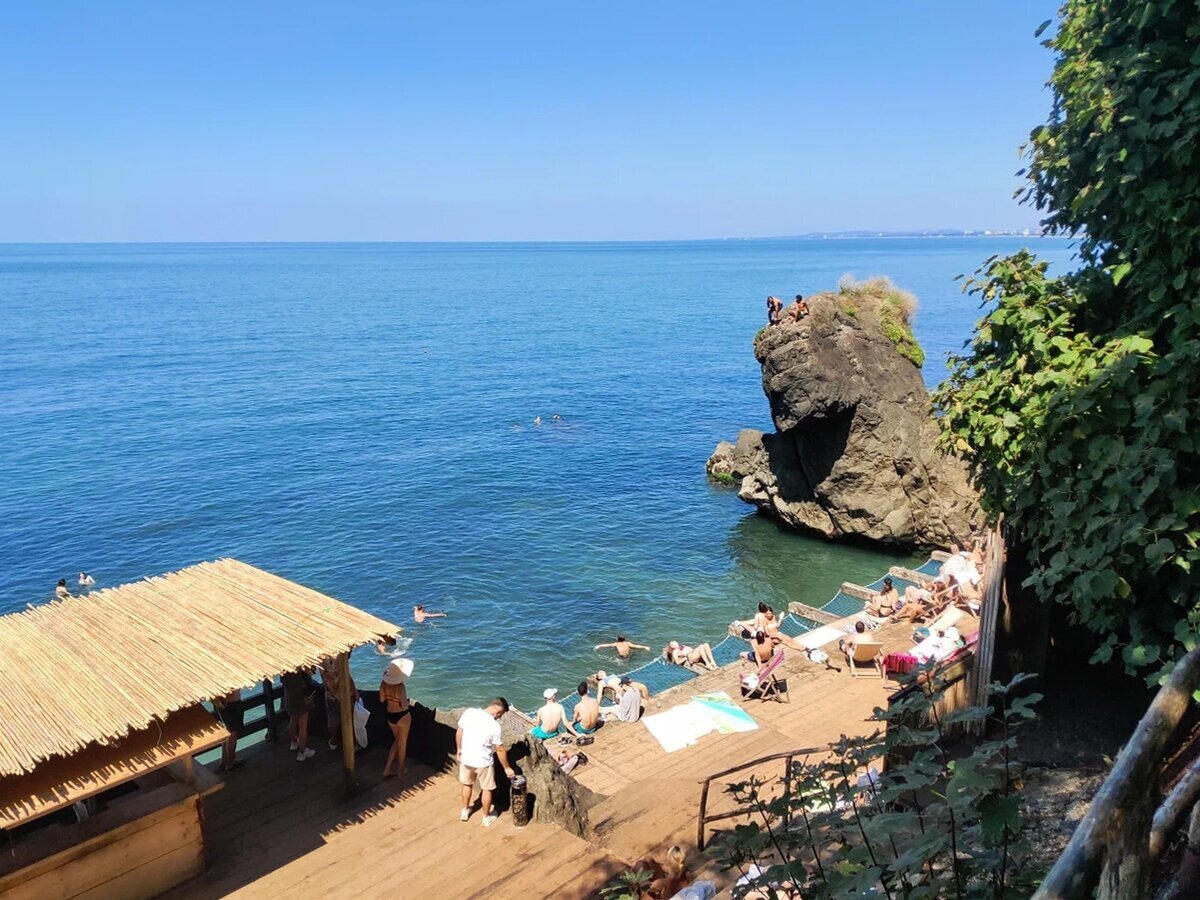 Из минусов — на берегу камни, но рядом есть деревянная зона отдыха с лежаками. Фото: Александр Борисенко / Яндекс Карты