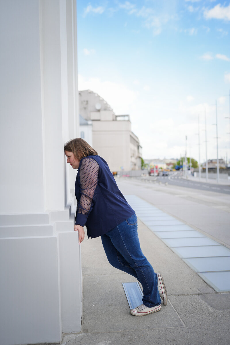 Всем привет! Меня зовут Елена Сокол и я логопед-практик я помогаю обычным мамам из нашей с вами жизни заниматься со своими детьми самостоятельно. Я адепт и практик семейного образования.